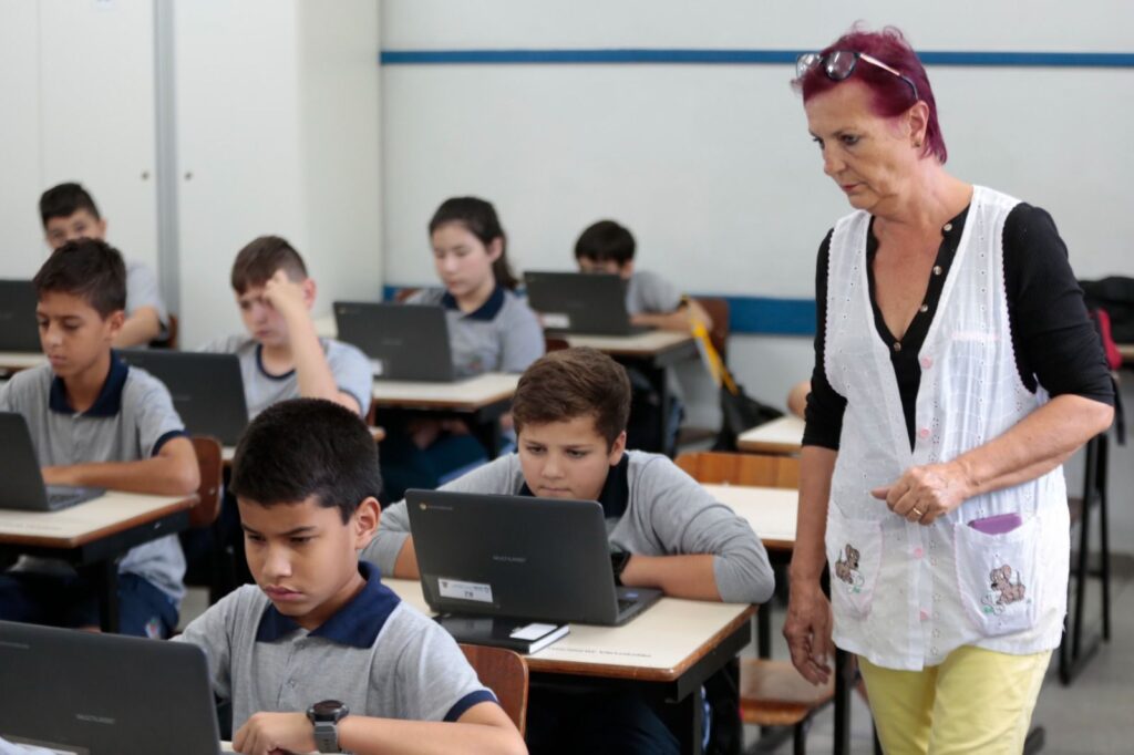 Educação de Joinville usa tecnologia para avaliação de 46 mil alunos e economiza 1,9 milhão de cópias em papel