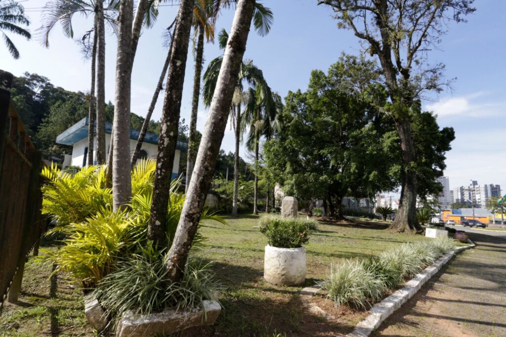 Prefeitura retira monumento para obras na praça da Central Funerária