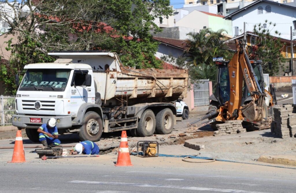 Novas redes de água e equipamento para detectar baixa pressão são instalados no Floresta e Anita Garibaldi