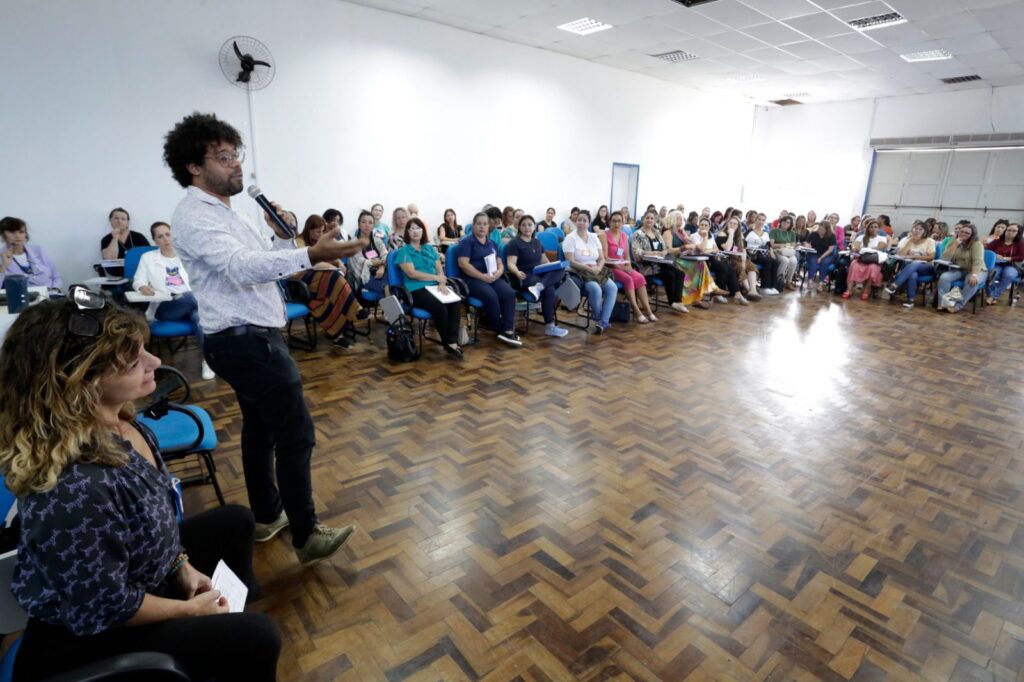 Educação de Joinville capacita orientadores sobre prevenção à violência escolar e saúde mental