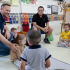 Prefeito em sala de aula brinca com crianças