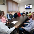 Autoridades reunidas em volta de uma mesa