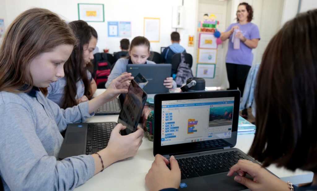 Alunos de Escolas Municipais usam a criatividade na programação durante a Semana do Scratch