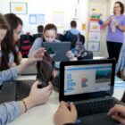 Alunos usam notebooks em sala de aula