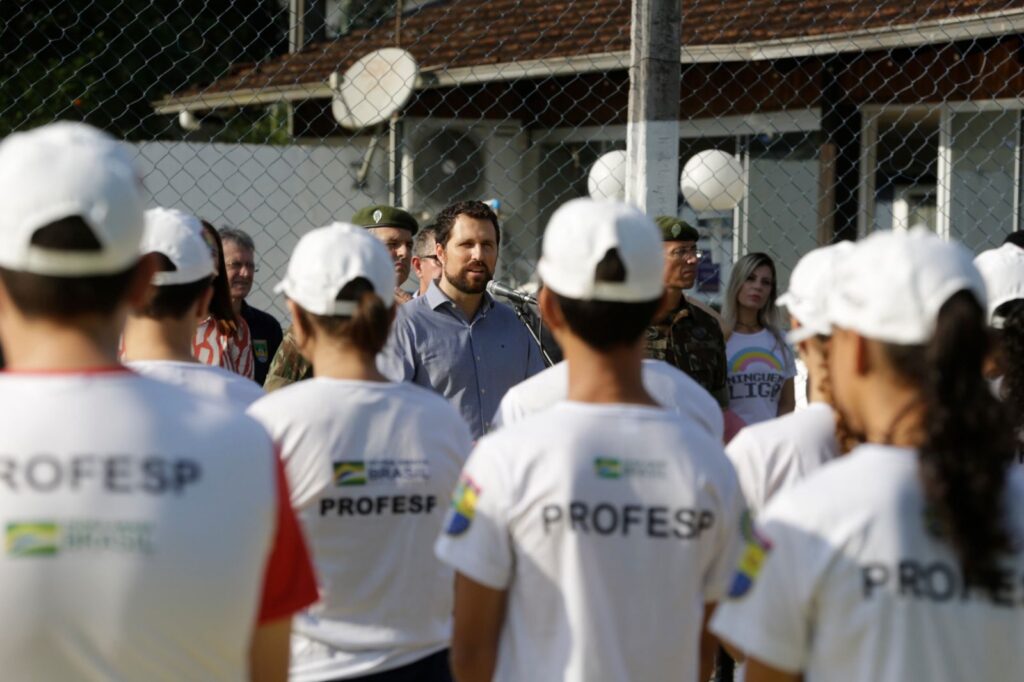 Alunos da Rede Municipal participam de atividades no contraturno em parceria com o 62º BI