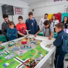 Prefeito olha estudantes brincarem em mesa
