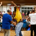 Atores e pacientes se apresentam em palco
