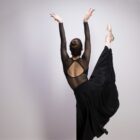 Bailarina de jazz faz passo com braços e uma perna levantados