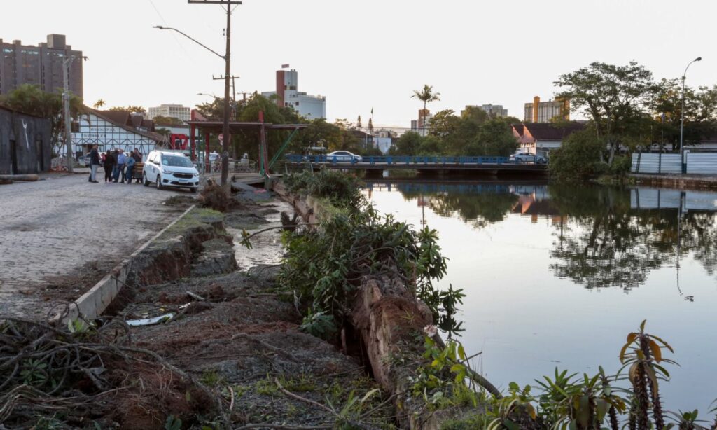 Rua Cais Conde D’Eu ficará interditada nesta quinta-feira para intervenção em muro do Rio Cachoeira