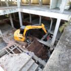 Máquina trabalha em prédio que está sendo reconstruído