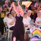 Candidata a rainha da terceira idade desfila observada por público