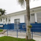 Fachada da nova unidade básica de saúde, imóvel pintado de branco com faixa em azul