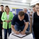 Prefeito assina ordem de serviço observado por outras autoridades