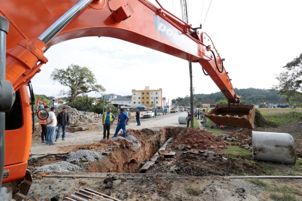 Prefeitura realiza obra de macrodrenagem na rua Copacabana