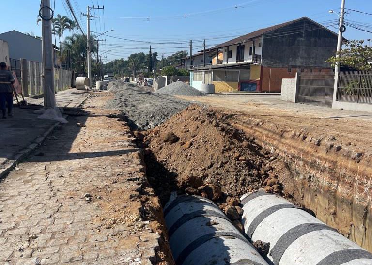 Prefeitura instala 100 metros de tubulação em três dias em rua do Eixo Copacabana