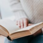 Pessoa lê livro