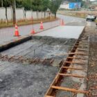 Trecho de parada de ônibus na via recebe reforço de concreto