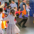 Crianças dançam em festa junina