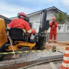Trabalhadores realizam obra em calçada