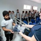 Aluno recebe pacote com uniforme