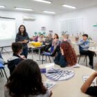 Escritora conversa com alunos em sala de aula