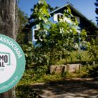 Casa no campo exibe placa de propriedade associada ao turismo rural