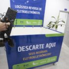 Mãos seguram mouse e teclado de computador, que serão descartados em ponto de coleta