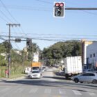 Imagem da rua Copacabana esquina com a rua Anita Garibaldi, com carros trafegando