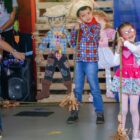 Crianças com fantasias juninas dançam