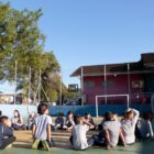 Estudantes uniformizados brincam em quadra de escola