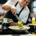 Cozinheiro prepara salada