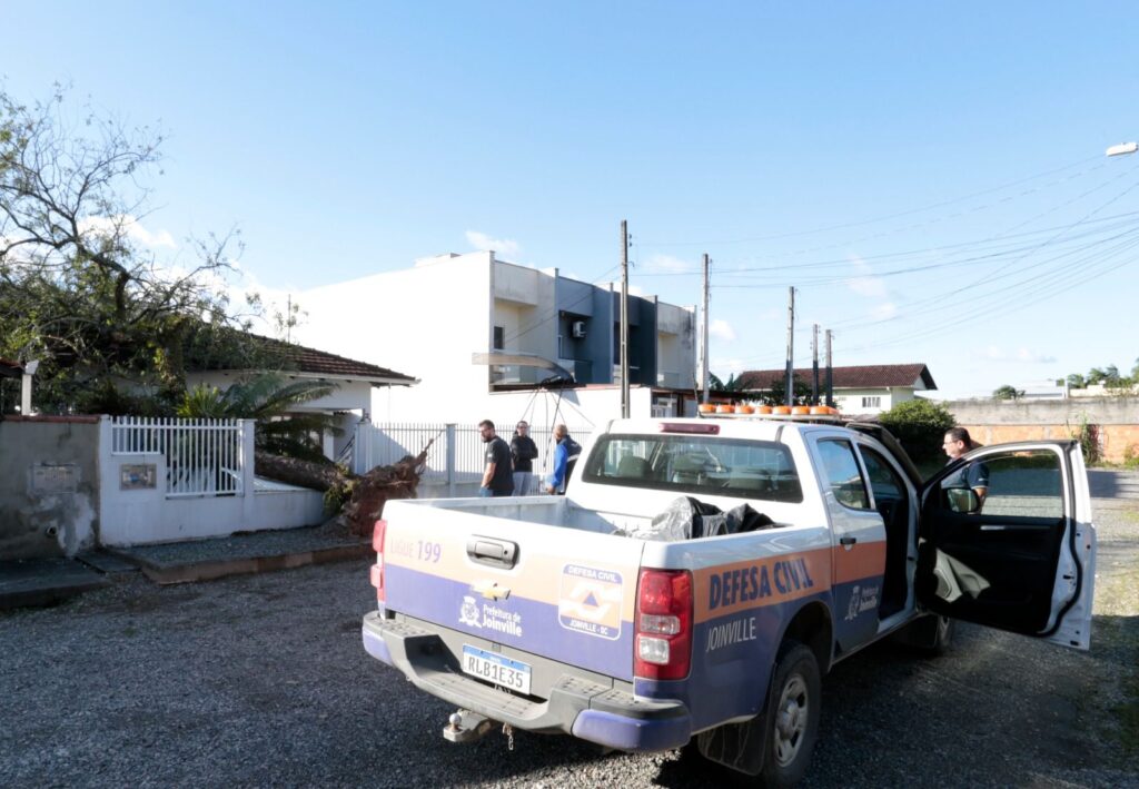 Defesa Civil de Joinville atende ocorrências de destelhamento e quedas de árvores