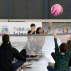 Crianças praticam vôlei sentadas