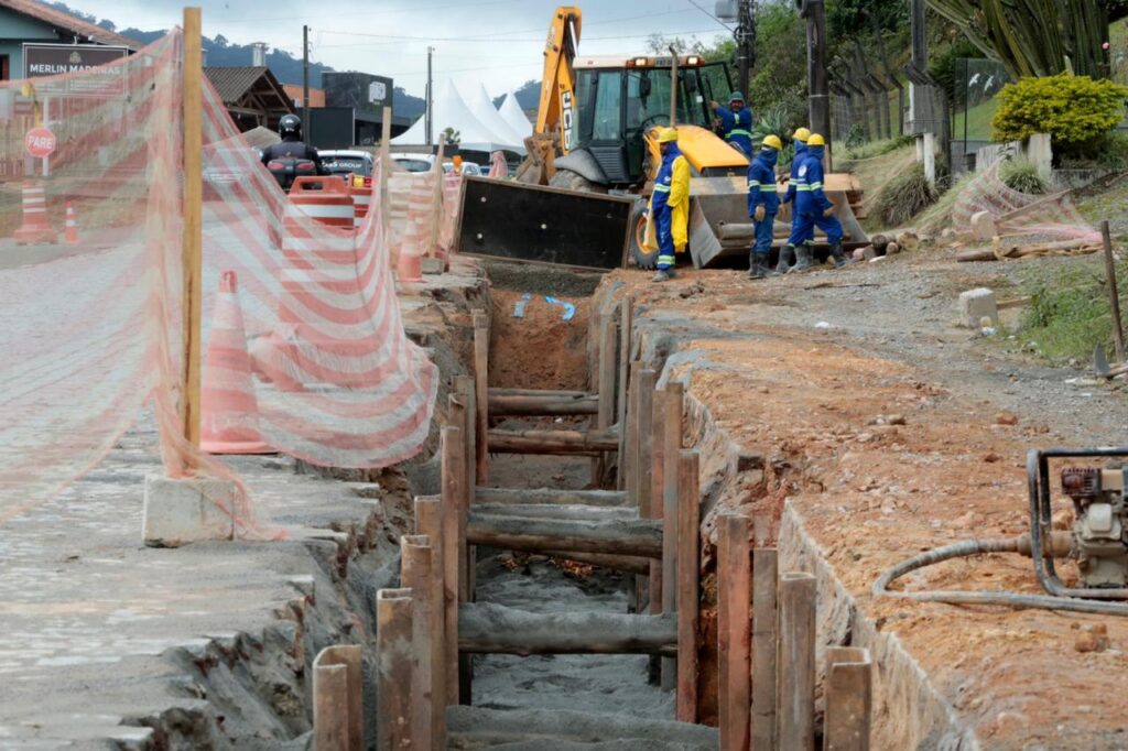 Com investimento de R$ 50 milhões, adutora Piraí Sul está com 30% da obra concluída