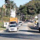 Rua com carros e caminhões trafegando