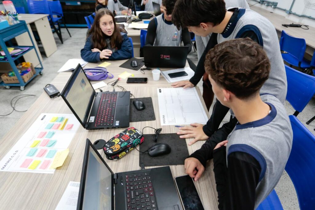 Alunos da Rede Municipal participam de hackathon sobre uso seguro das redes sociais