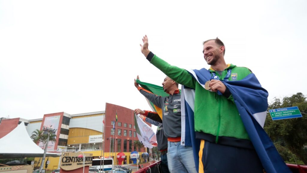 Medalhista Edenilson Floriani é recebido com festa e percorre ruas de Joinville em caminhão dos Bombeiros