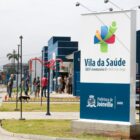 Fachada de uma unidade básica de saúde com vila da saúde