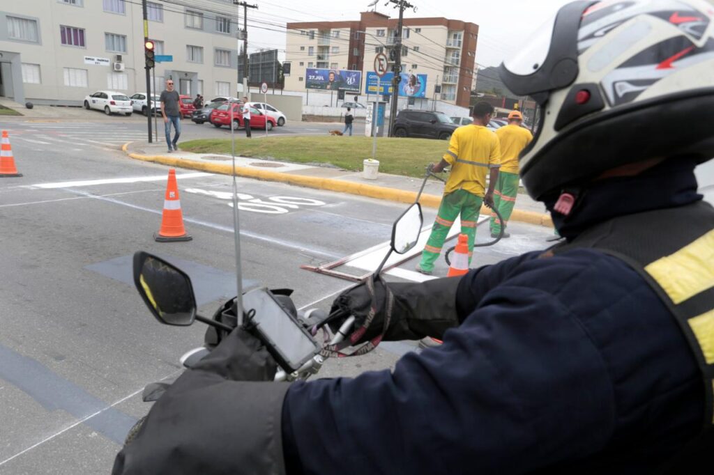 Joinville conclui instalação de bolsões para motos em cinco cruzamentos