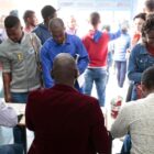 Haitianos em fila para serem atendidos por pessoas da embaixada