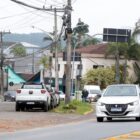 Rua Ottokar Doerffel com carros passando