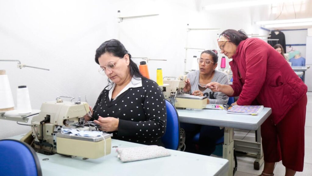 Cursos de costura oferecidos pela Secretaria de Educação incentivam empreendedorismo das mulheres