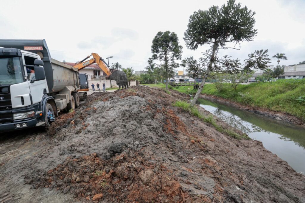 Prefeitura realiza desassoreamento e limpeza do rio Bucarein, na Zona Sul