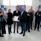 Prefeito entrega ordem de serviço para empreiteiro, ao lado de outras autoridades