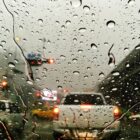 Para-brisa de um carro com pingos de chuva