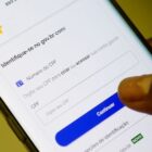 Celular com a página do gov.br aberta