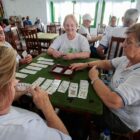 Mulheres jogando carta