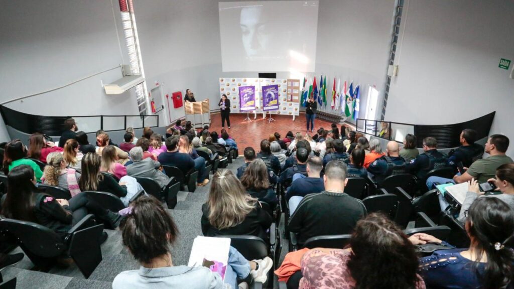 Profissionais que atuam na rede de atendimento à mulher vítima de violência se reúnem para formação em Joinville