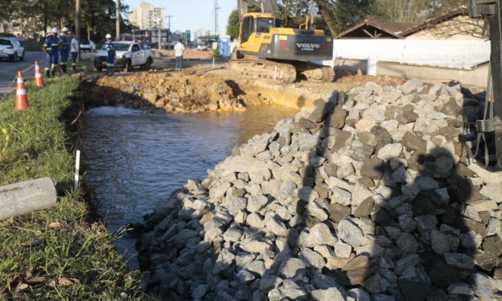 Águas de Joinville trabalha em conserto de tubulação rompida durante obra na rua Ottokar Doerffel