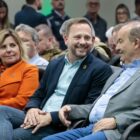 Governador sentado entre vice-prefeita e prefeito